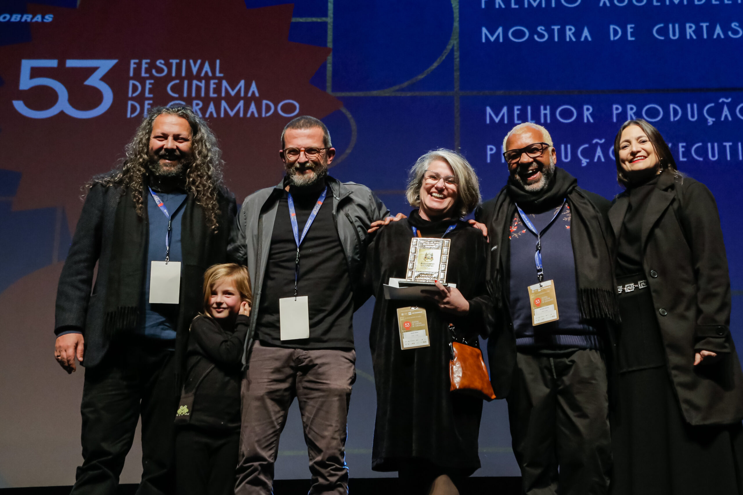 17/08/2025 - 53º Festival de Cinema de Gramado - Renata Wotter recebe o prêmio de melhor produção / produção executiva por “O jogo”, entregue por Aletéia Selonk, produtora e atual presidente do SIAV | Foto oficial: Cleiton Thiele/Ag.Pressphoto