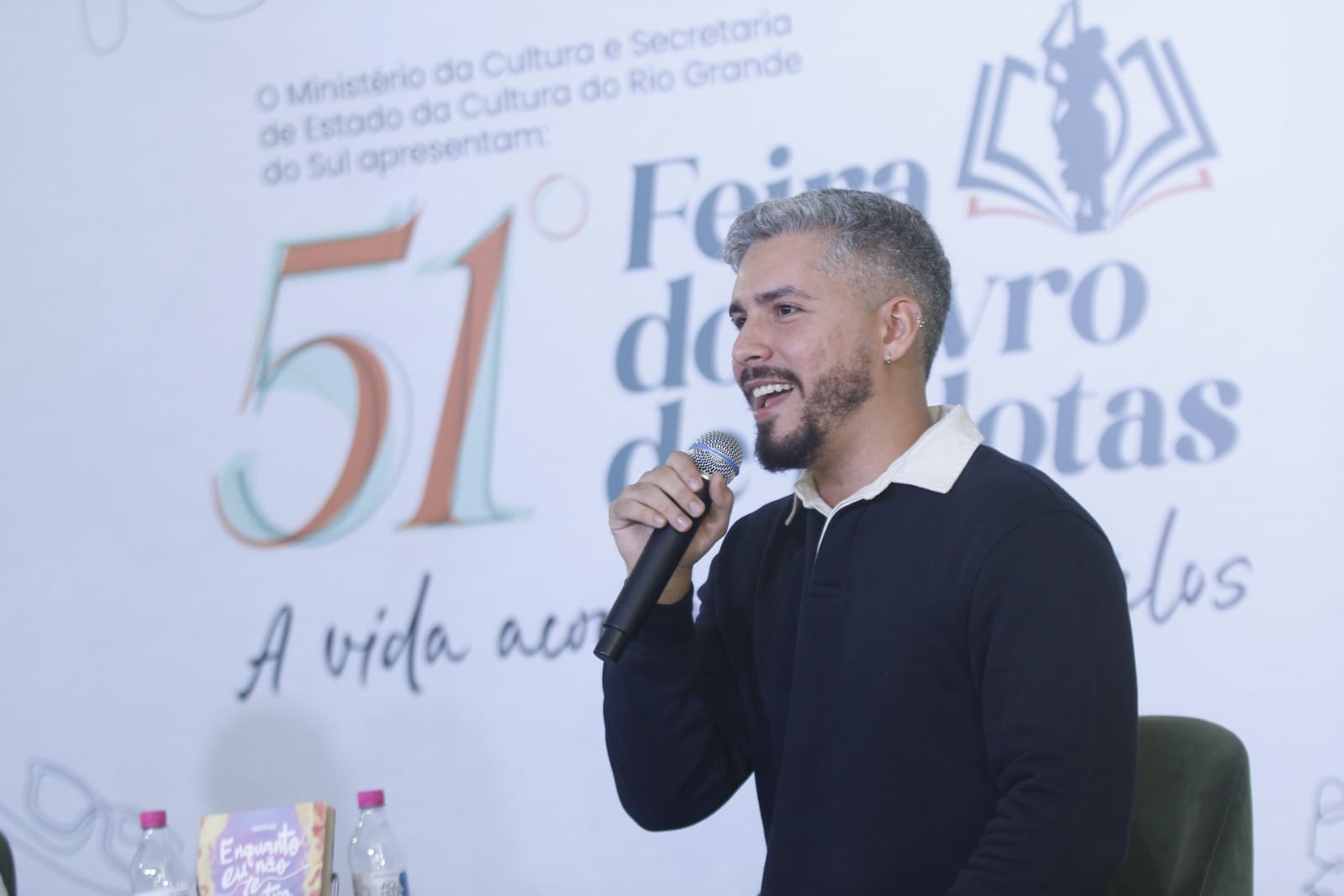 Pedro Rhuas leva à Feira do Livro uma literatura que fala de amor, identidade e pertencimento