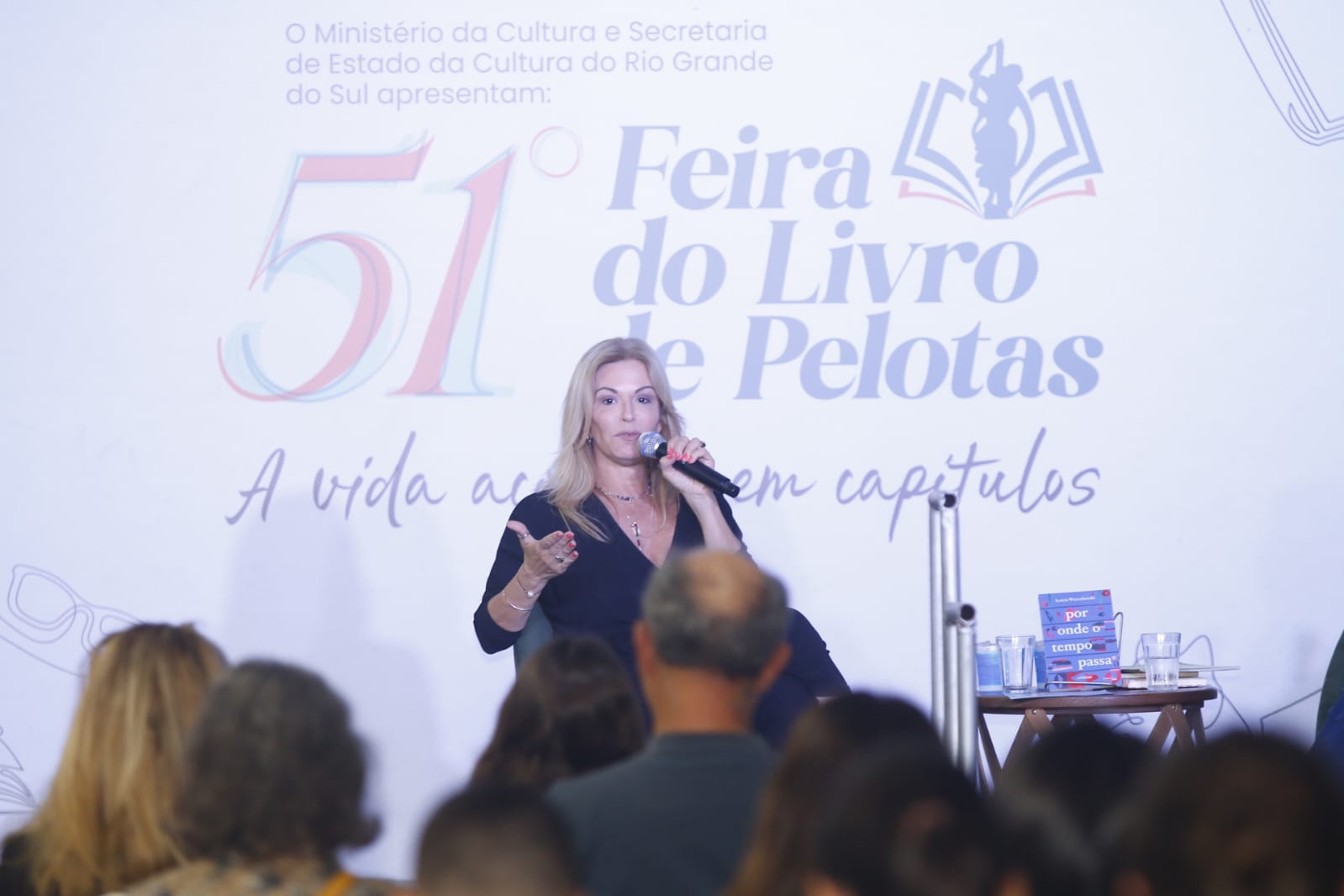 51ª Feira do Livro: “Pelotas está no meu coração”, diz Leticia Wierzchowski