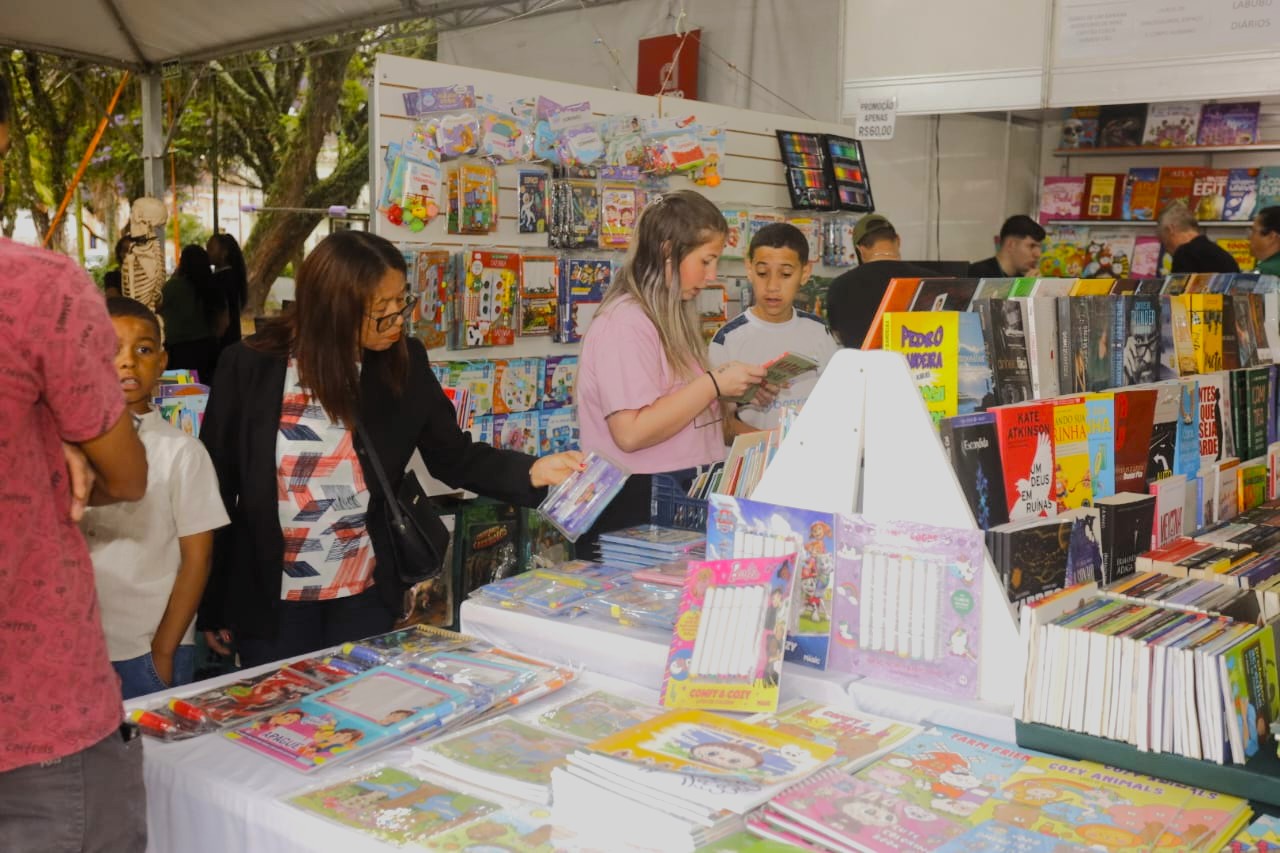 51ª Feira do Livro de Pelotas termina com alta nas vendas e público fiel, mesmo com chuva