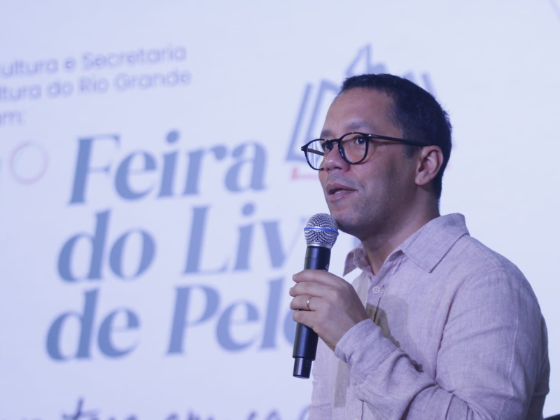 Conversa com autor de Torto Arado lota Tenda Cultural na 51ª Feira do Livro de Pelotas