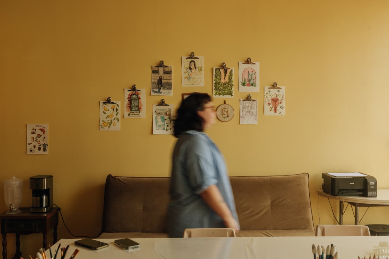 Pra ficar de olho: Água, cidade e feminino na aquarela de Stela Kubiaki