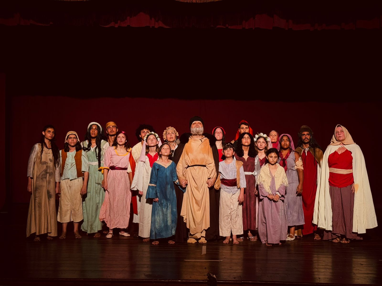 Cia. Cem Caras celebra 50 anos com nova montagem de Fuenteovejuna