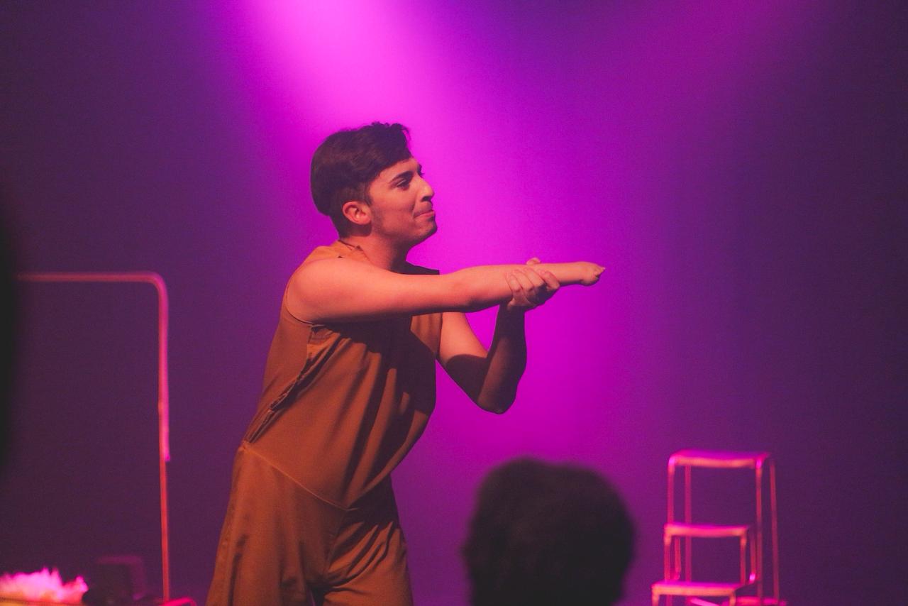 Eduardo Mathias transforma o próprio corpo em linguagem e faz do teatro um ato de inclusão