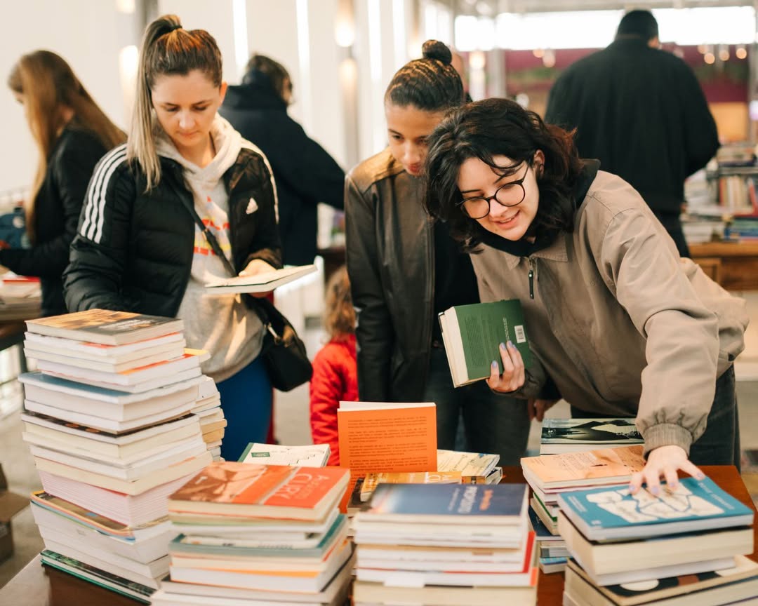Quartier inaugura estantes de livros abertas ao público nesta quinta (30)