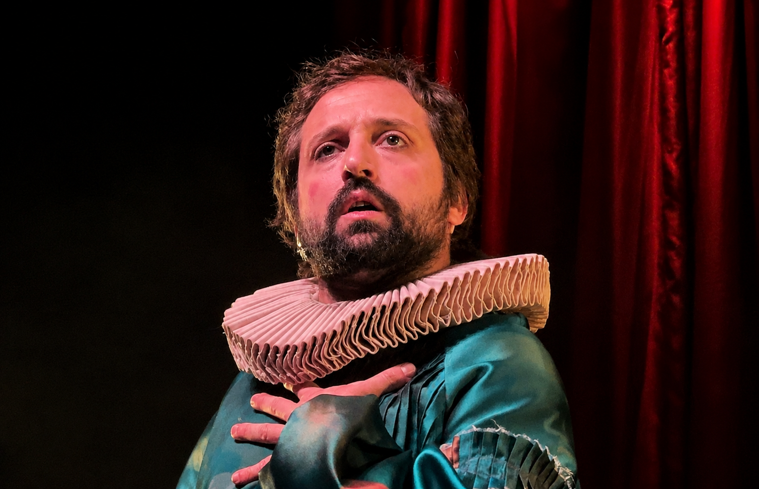 Gregório Duvivier lota teatro em Pelotas com “O Céu da Língua”