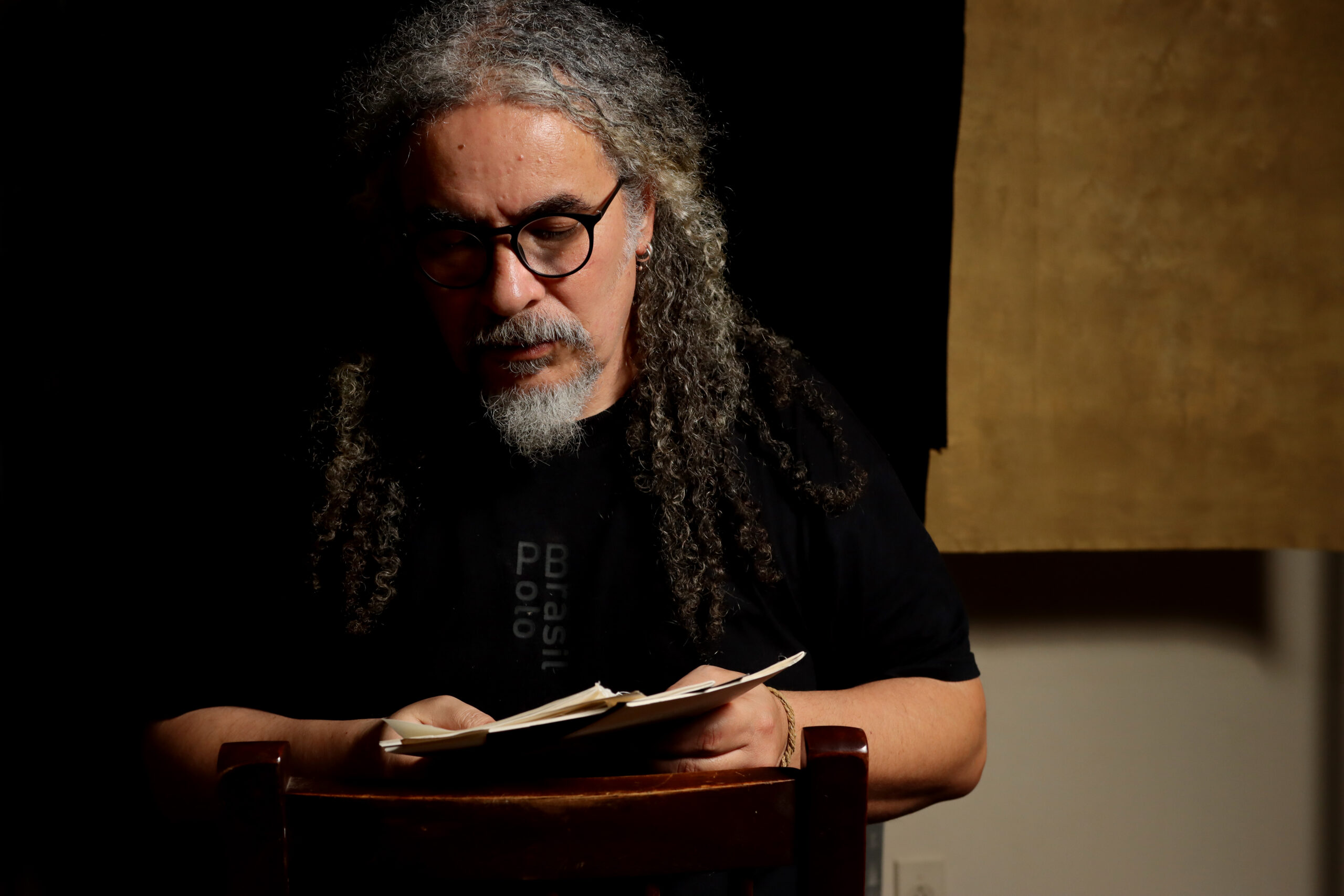 Valder Valeirão leva poesias para as ruas de Pelotas