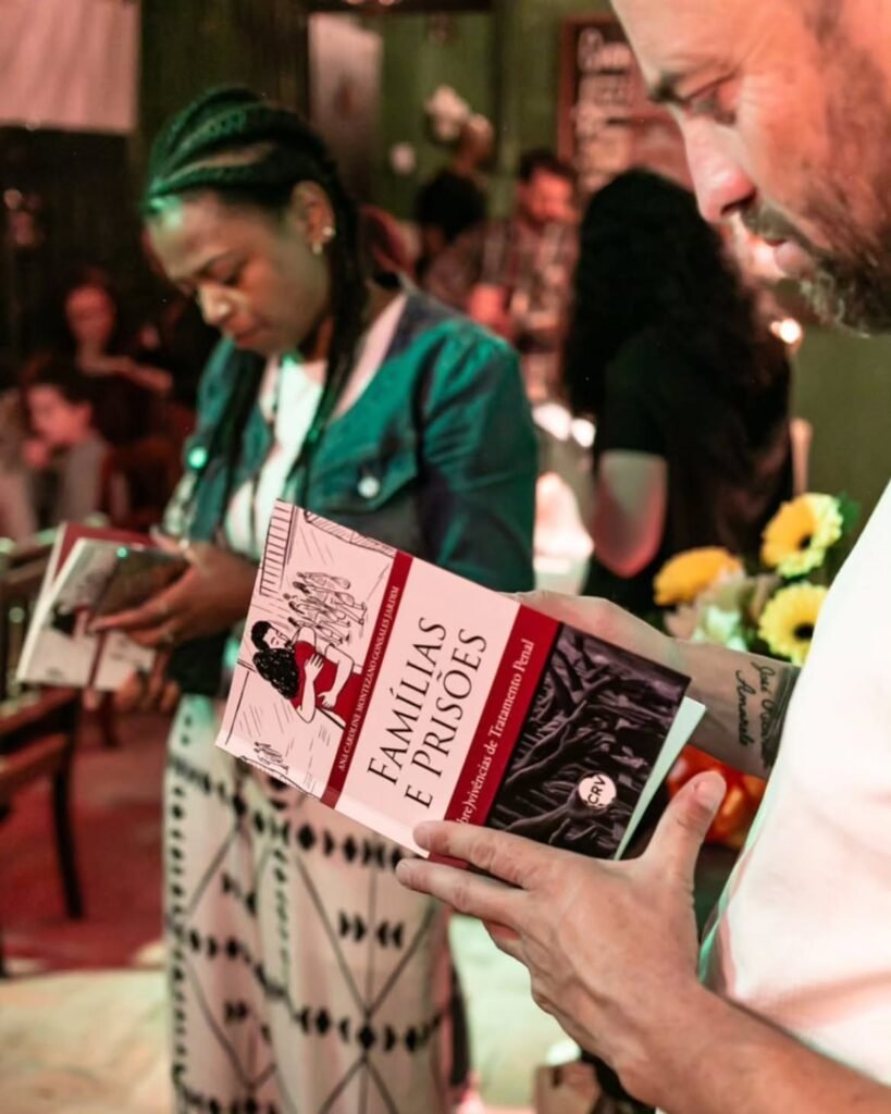 Uma noite de encontros, palavras e emoções.O lançamento do livro Famílias e Prisões foi daquele
