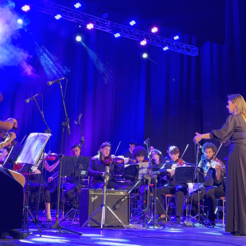 Espetáculo que celebra 10 anos da Orquestra Estudantil do Areal lota o Theatro Guarany