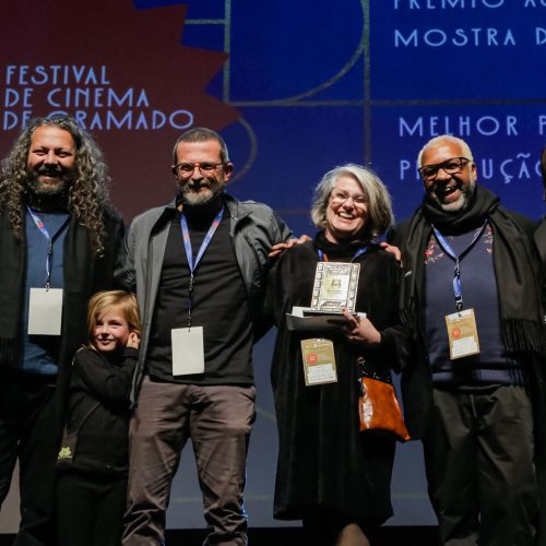 17/08/2025 - 53º Festival de Cinema de Gramado - Renata Wotter recebe o prêmio de melhor produção / produção executiva por “O jogo”, entregue por Aletéia Selonk, produtora e atual presidente do SIAV | Foto oficial: Cleiton Thiele/Ag.Pressphoto