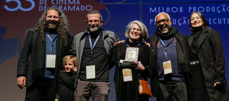 17/08/2025 - 53º Festival de Cinema de Gramado - Renata Wotter recebe o prêmio de melhor produção / produção executiva por “O jogo”, entregue por Aletéia Selonk, produtora e atual presidente do SIAV | Foto oficial: Cleiton Thiele/Ag.Pressphoto