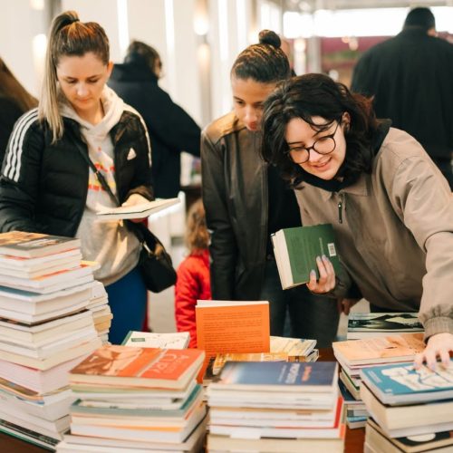 Quartier inaugura estantes de livros abertas ao público nesta quinta (30)
