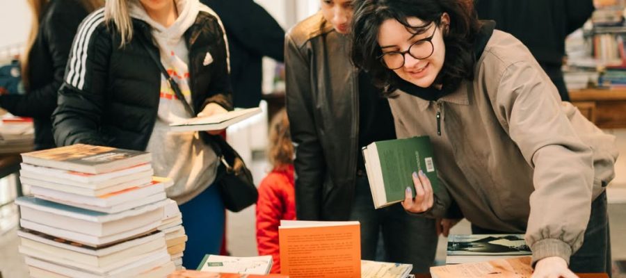 Quartier inaugura estantes de livros abertas ao público nesta quinta (30)