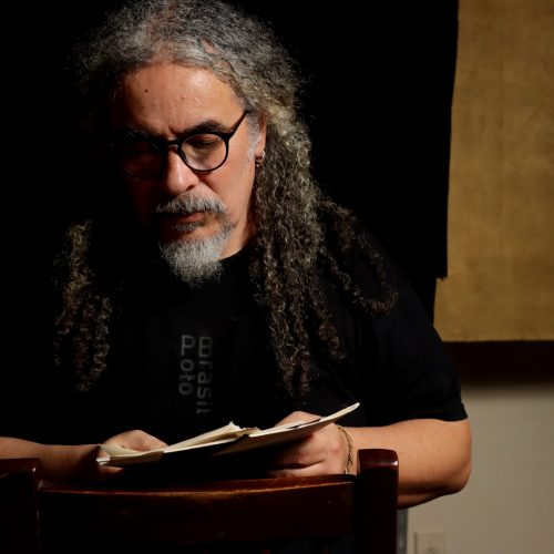 Valder Valeirão leva poesias para as ruas de Pelotas