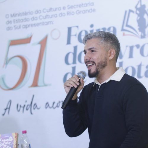 Pedro Rhuas leva à Feira do Livro uma literatura que fala de amor, identidade e pertencimento