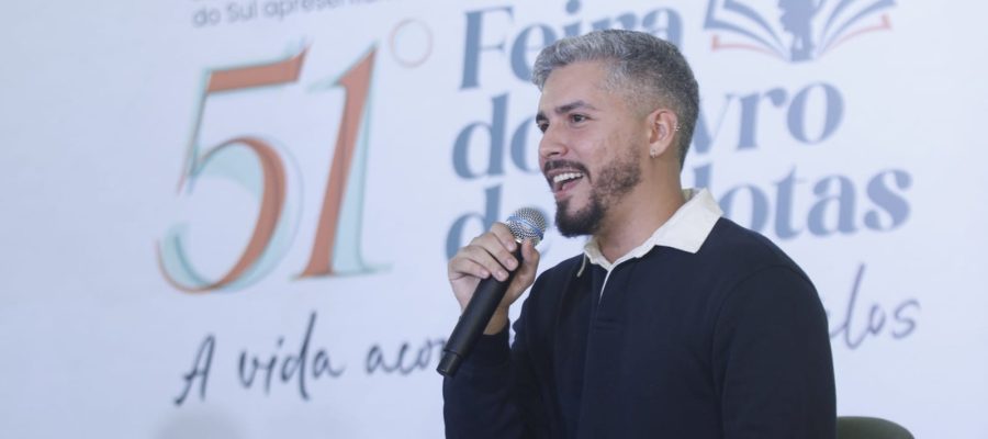 Pedro Rhuas leva à Feira do Livro uma literatura que fala de amor, identidade e pertencimento