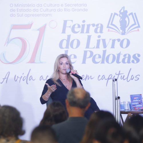 51ª Feira do Livro: “Pelotas está no meu coração”, diz Leticia Wierzchowski