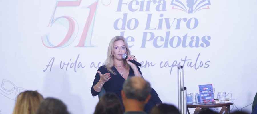 51ª Feira do Livro: “Pelotas está no meu coração”, diz Leticia Wierzchowski