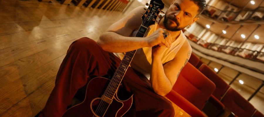 César Lascano estreia no palco do Sete de Abril com o espetáculo Visceral