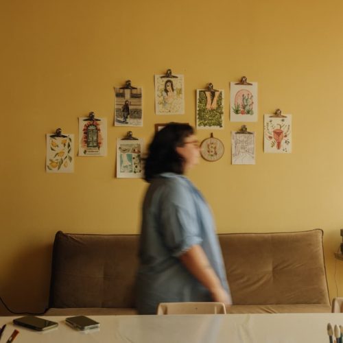 Pra ficar de olho: Água, cidade e feminino na aquarela de Stela Kubiaki