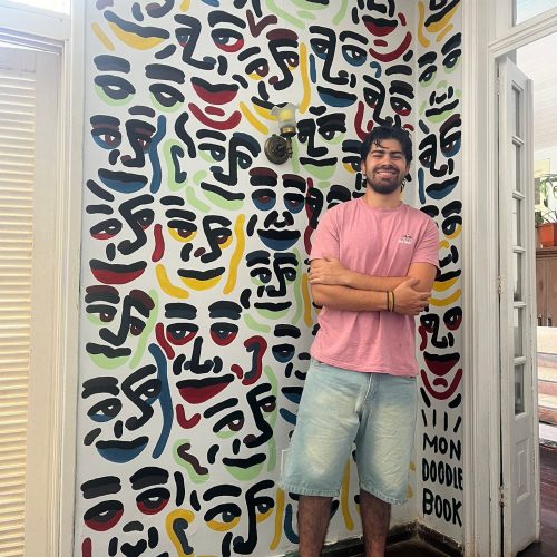 Artista de El Salvador cria mural durante passagem por Pelotas