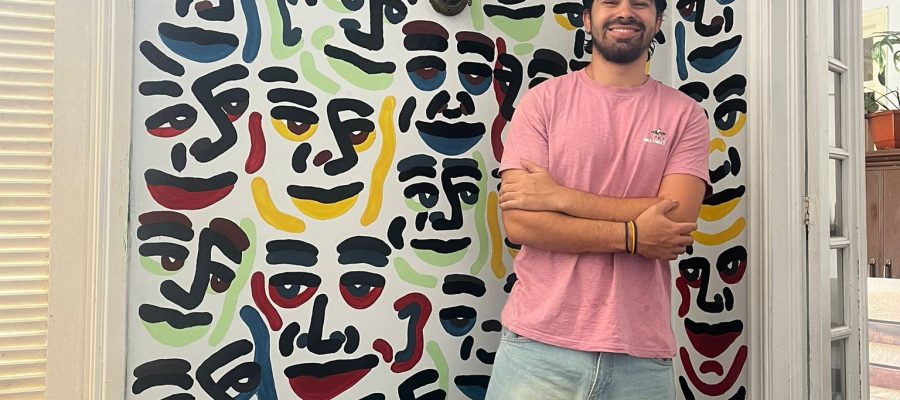 Artista de El Salvador cria mural durante passagem por Pelotas