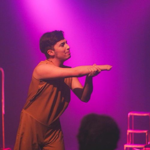 Eduardo Mathias transforma o próprio corpo em linguagem e faz do teatro um ato de inclusão