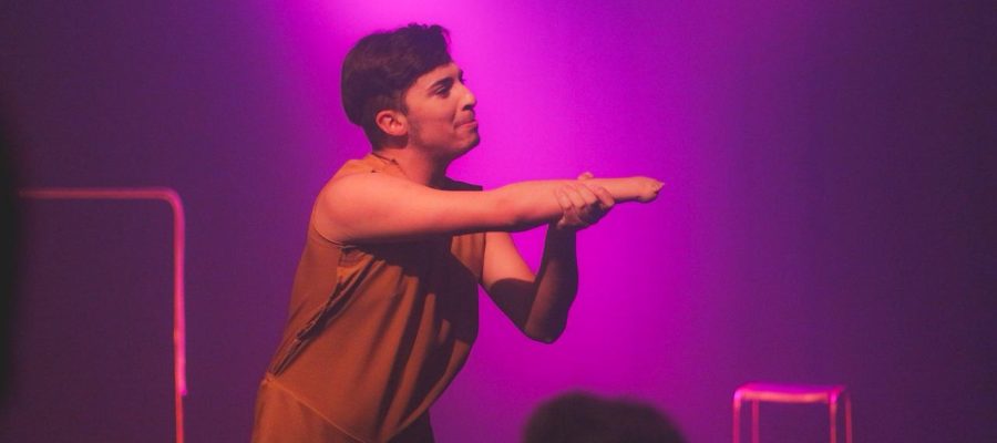 Eduardo Mathias transforma o próprio corpo em linguagem e faz do teatro um ato de inclusão