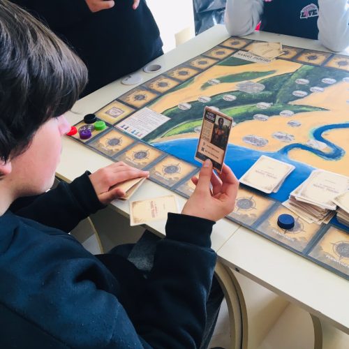 Estudantes transformam a trajetória de Manoel Padeiro em jogo para aprender sobre a resistência quilombola