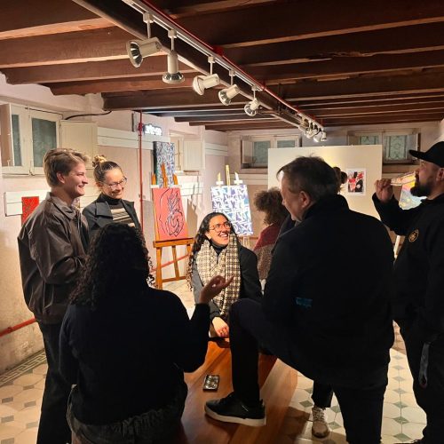 Exposição “Depois do Pôr do Sol” reúne obras iniciadas ao vivo em festival