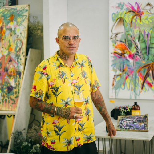 Artista Bero Moraes explora o caos criativo através da estética botânica