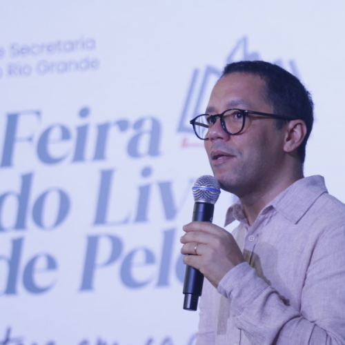 Conversa com autor de Torto Arado lota Tenda Cultural na 51ª Feira do Livro de Pelotas