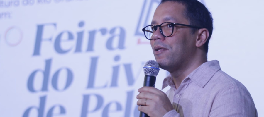Conversa com autor de Torto Arado lota Tenda Cultural na 51ª Feira do Livro de Pelotas