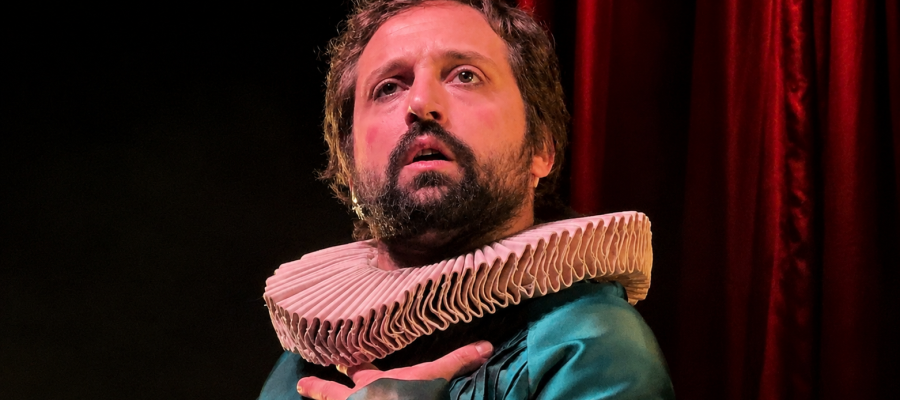 Gregório Duvivier lota teatro em Pelotas com “O Céu da Língua”